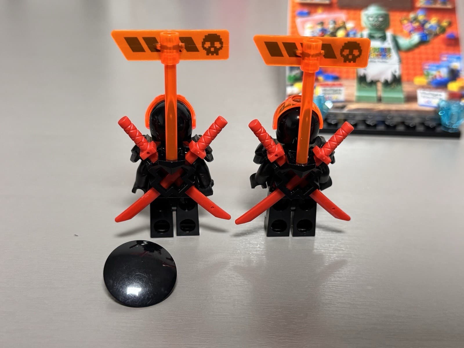 Listing photo for Lego njo566 Red Visor 404Torso , Minifigure Ninjago/Prime Empire -2x scabbards